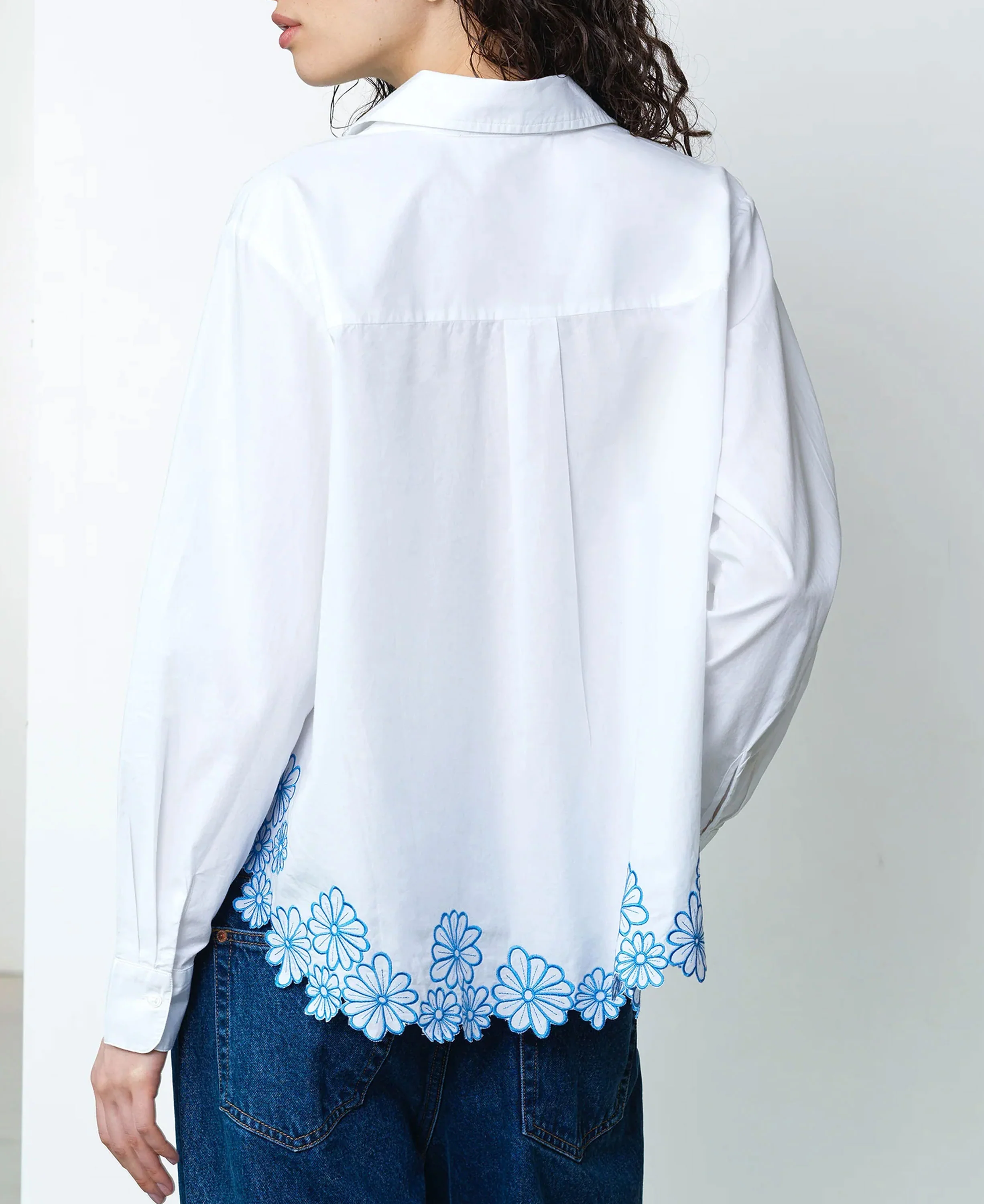 Cambria Cotton Floral Hem Shirt - Linen White/Azure Blue - Image 4
